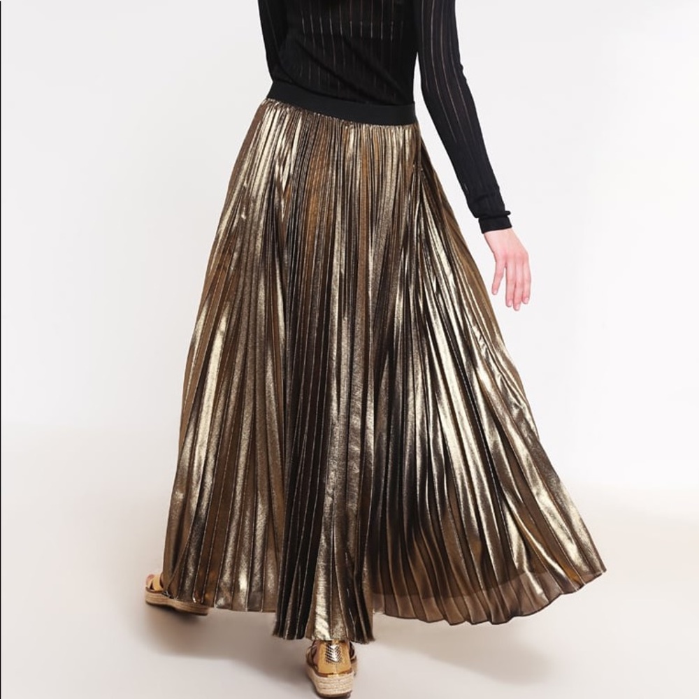 new bcbg gold maxi skirt. This skirt is light weight and definitely head turner.